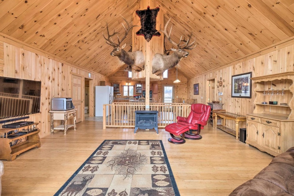 Family-Friendly Troy Getaway with Furnished Deck