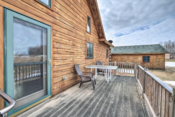 Family-Friendly Troy Getaway with Furnished Deck image 2