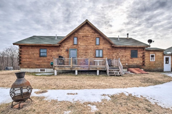 Family-Friendly Troy Getaway with Furnished Deck image 3