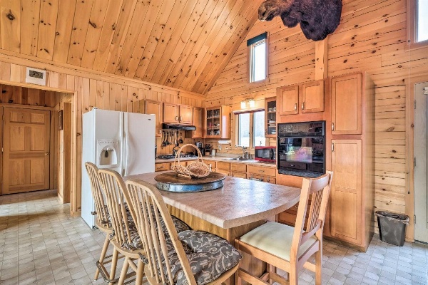 Family-Friendly Troy Getaway with Furnished Deck image 6