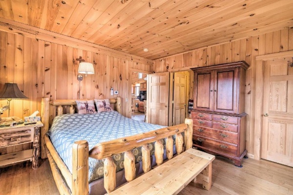 Family-Friendly Troy Getaway with Furnished Deck image 9